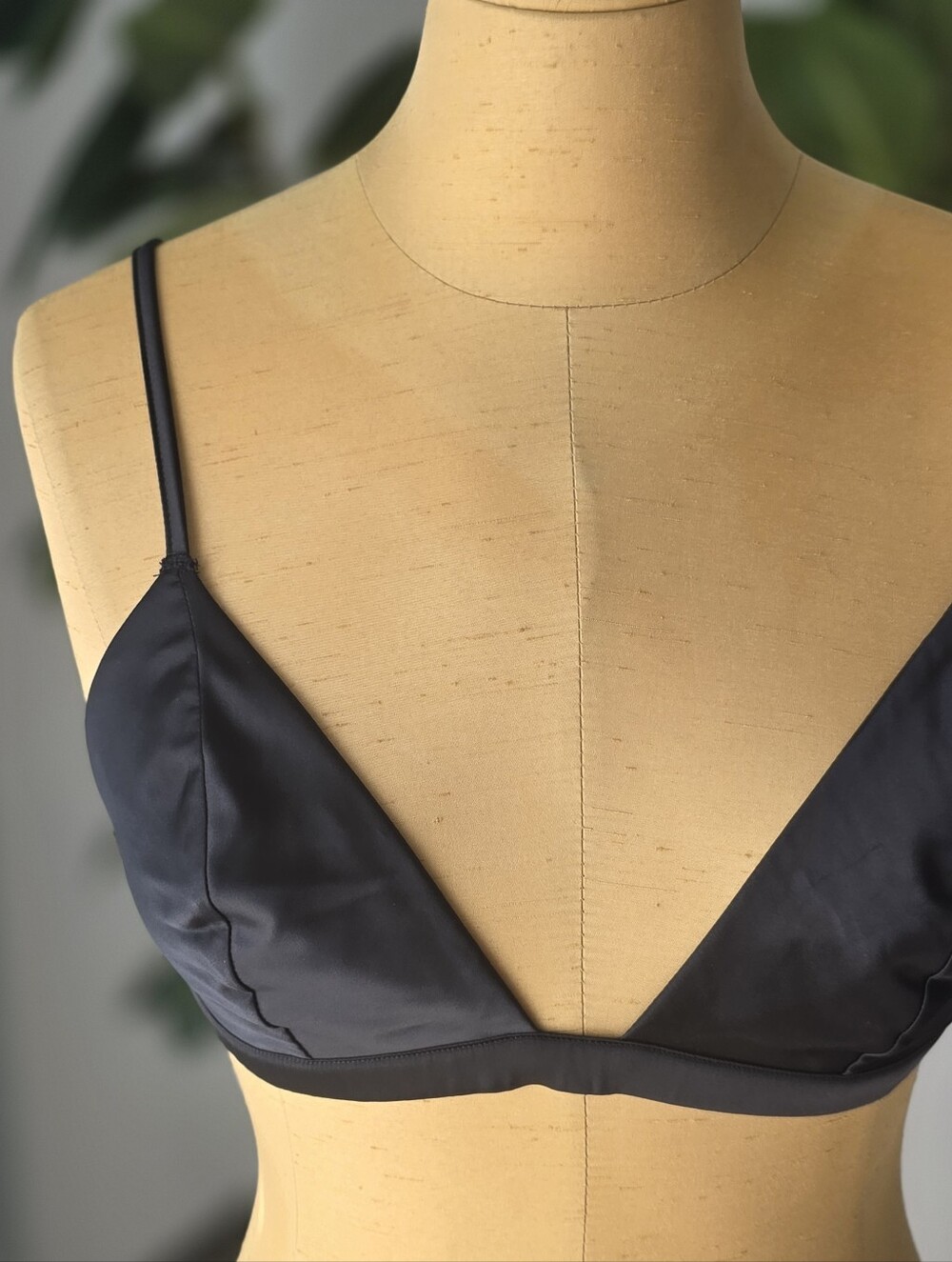 ☀️ Victoria’s Secret Black Satin Triangle Bralette Bra M - Picture 2 of 7